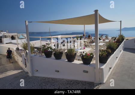 SANTORINI, Griechenland - JUNI 2014: Sonnenuntergang von Oia Restaurant über dem Meer. Oia ist die Touristenattraktion auf der Insel. Stockfoto