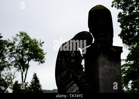 Alte Grabstein memorial Statue im Alten Friedhof. Schönen traurigen Statue von Mädchen im alten Friedhof von Lemberg. Hintergrund für die Anteilnahme, Trauer Karten oder Stockfoto