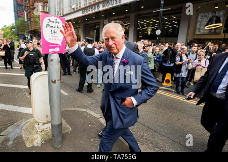 Der Prinz von Wales Wellen zu wohle wishers folgenden eine improvisierte Walkabout nach einem Empfang im Grand Central Hotel durch den Geist von Belfast gehostet, die bei der Bereitstellung der Erfolg des Tourismus und Artisan food Branchen in Belfast beteiligt zu feiern. Stockfoto