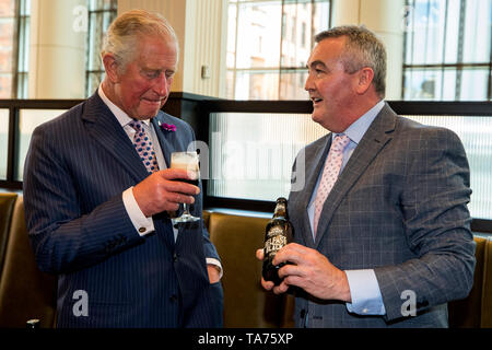 Der Prinz von Wales (links) hat ein Glas Belfast Schwarz mit Bernard Sloan von Whitewater Brauerei, als er eine Rezeption kümmert sich im Grand Central Hotel durch den Geist von Belfast gehostet, die bei der Bereitstellung der Erfolg des Tourismus und Artisan food Branchen in Belfast beteiligt zu feiern. Stockfoto