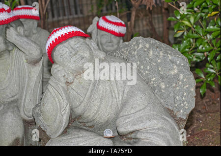 Jizo Bosatsu, Statuen von buddhistischen Mönchen das Tragen der roten und weißen Kappen auf dem Gelände der Daishoin Tempel, Miyajima, Japan Stockfoto