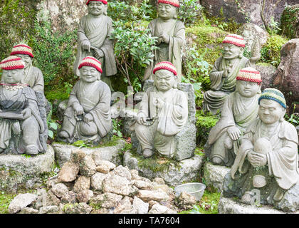 Jizo Bosatsu, Statuen von buddhistischen Mönchen das Tragen der roten und weißen Kappen auf dem Gelände der Daishoin Tempel, Miyajima, Japan Stockfoto