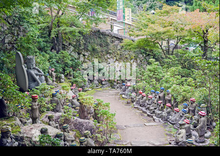 Jizo Bosatsu, Statuen von buddhistischen Mönchen das Tragen der roten und weißen Kappen auf dem Gelände der Daishoin Tempel, Miyajima, Japan Stockfoto