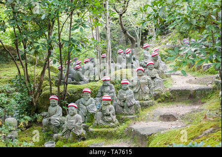 Jizo Bosatsu, Statuen von buddhistischen Mönchen das Tragen der roten und weißen Kappen auf dem Gelände der Daishoin Tempel, Miyajima, Japan Stockfoto