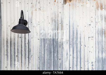Alten rostigen Blech und Lampe Abstrakt Hintergrund Textur. Stockfoto