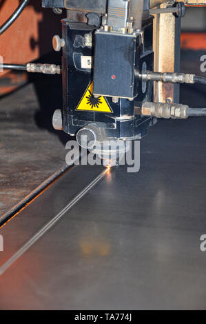 Laserschneiden Profil Maschine Schneiden von Blech Stahl. CNC-gesteuerte Laser Werkzeug, mit Faltenbalg Abdeckung und Kabel. Industrielle lazer Maschine Stockfoto