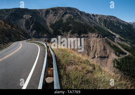 Alle amerikanischen Strasse: Beartooth Highway Kreuzung zwischen Wyoming und Montana bezeichnet, das sowohl als alle amerikanischen Straße und ein National Scenic Byway. Stockfoto