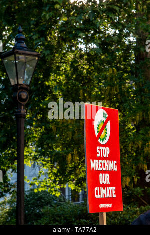 22. Mai 2019 Greenpeace zeigen außerhalb BP Hauptquartier in St James's Square in London - Protest beim Beitrag von BP an den Klimawandel Stockfoto