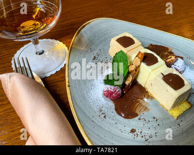 Modernes Design, ein Tiramisu und Glas mit Schnaps. Stockfoto