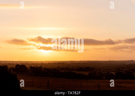 Wunderschöne Sonnenuntergang über der südöstlichen Vorort von Melbourne. Stockfoto