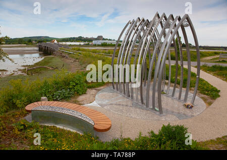 England, West Sussex, Shoreham-by-Sea, Air Crash memorial Skulptur von Künstler Jane Fordham und David Parfitt und positioniert am Ufer des Flusses Adur durch die Fußgängerbrücke zum Flughafen. Stockfoto