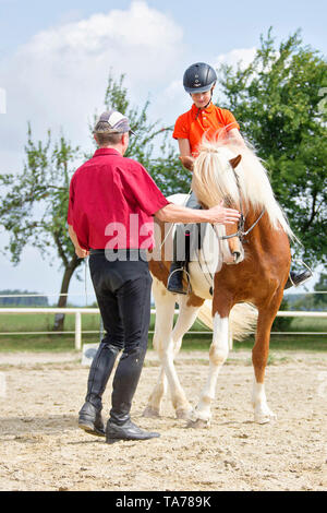 Islandpferd. Ein Reitlehrer gibt ein Mädchen Unterricht. Österreich Stockfoto