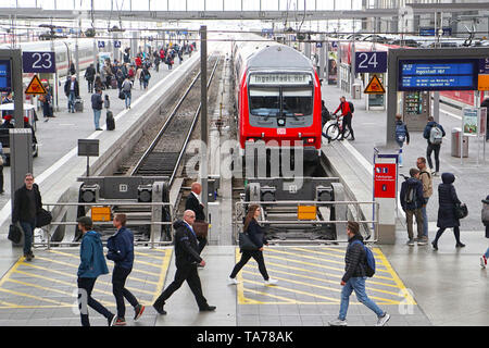 München, Deutschland - München Hauptbahnhof Abfahrt und Ankunft Halle, Zug auf der Plattform einschiffen Passagiere bereit Stockfoto