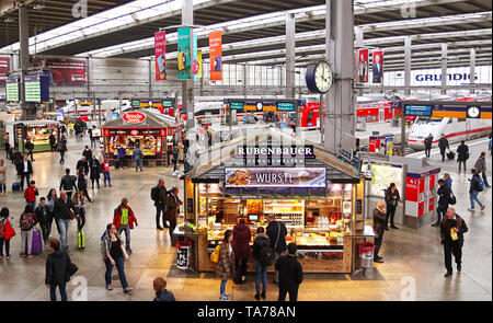 München, Deutschland - München Hauptbahnhof Abfahrt und Ankunft Halle mit imbissständen Stockfoto