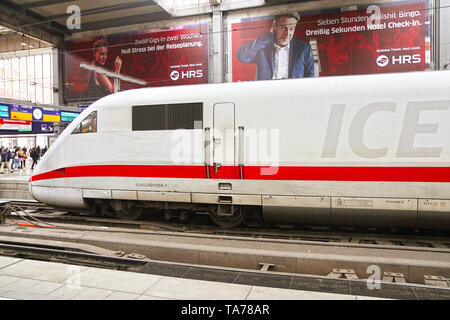 München, Deutschland - München Hauptbahnhof Abfahrt und Ankunft Halle, ICE-Express am Plattform bereit Stockfoto