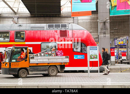 München, Deutschland - Hauptbahnhof Abfahrt l Hall, Regionalbahn und Servi-Auto auf der Plattform Stockfoto