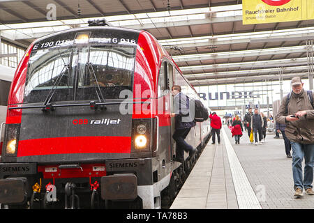 München, Deutschland - München Hauptbahnhof Abfahrt und Ankunft Halle, Österreichische Zug bereit auf der Plattform einschiffen Passagiere Stockfoto