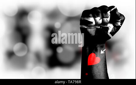 Flagge von Blackbeard Pirat malte auf männliche Faust, Stärke, Kraft, Konzept der Konflikt. Auf einem verschwommenen Hintergrund mit einem guten Platz für Ihren Text. Stockfoto