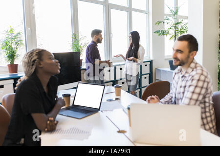 Diverse Kollegen im Kreis sitzen, reden auf Business Training mit Trainer, Gemischtrassiges team Mitarbeiter Diskussion von Strategie, Ideen, einbeziehen Stockfoto