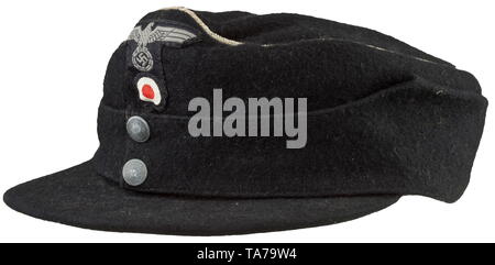 Ein Feld cap M43 für Offiziere auf panzer Truppen schwarzes Tuch mit der kontinuierlichen officer Geflecht, genarbt Zink Buttons, T-förmige BeVo-woven Adler auf schwarzem Sockel, schwarzem Inneneinsatz, frontale Schweißband von Ersatzmaterial. historischen, geschichtlichen, Armee, Streitkräfte, Bundeswehr, Militär, Militaria, Objekt, Objekte, Stills, Clipping, Clippings, Ausschneiden, Ausschneiden, Ausschnitten, 20. Jahrhundert, Editorial-Use - Nur Stockfoto