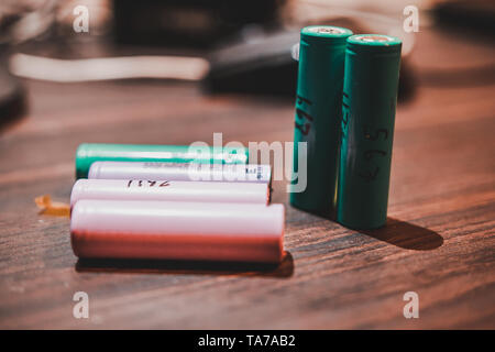 Bunte 18650 Lithium-Ionen-Akku Zelle auf einem Holztisch, bekannt fr die Verwendung mit vape oder e Zigarette. Auch laptop Batterie und Stromversorgung Bank zu machen Stockfotografie - Alamy Bunte 18650 Lithium-Ionen-Akku Zelle auf einem Holztisch, bekannt fr die Verwendung mit vape oder e Zigarette. Auch laptop Batterie und Stromversorgung Bank zu machen Stockfotografie - Alamy