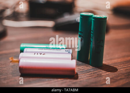Bunte 18650 Lithium-Ionen-Akku Zelle auf einem Holztisch, bekannt fr die  Verwendung mit vape oder e Zigarette. Auch laptop Batterie und  Stromversorgung Bank zu machen Stockfotografie - Alamy