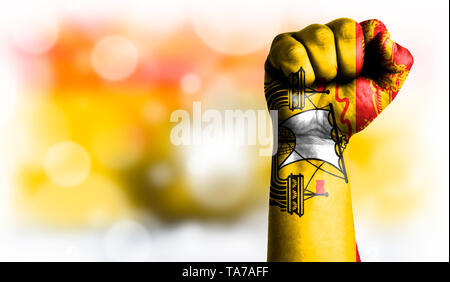 Flagge von New Brunswick malte auf männliche Faust, Stärke, Kraft, Konzept der Konflikt. Auf einem verschwommenen Hintergrund mit einem guten Platz für Ihren Text. Stockfoto