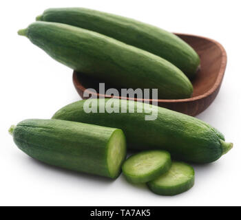 Snack Gurken in der Schüssel auf weißem Hintergrund Stockfoto