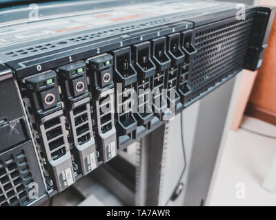 Nahaufnahme von 2,5 Zoll Festplatten Bucht vor einer Arbeitsgruppe Rack Server im Serverraum Informationen und Daten zu speichern installiert Stockfoto