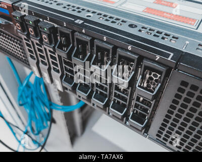 Nahaufnahme von 2,5 Zoll Festplatten Bucht vor einer Arbeitsgruppe Rack Server im Serverraum Informationen und Daten zu speichern. Stockfoto