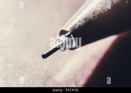 Makroaufnahme der schönen Kugelschreiber Kopf auf Holz- Hintergrund Stockfoto