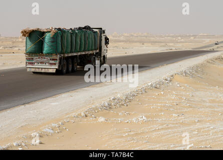 Ägypten, Farafra, Nationalpark Weiße Wüste, LKW Transport Kartoffeln aus Wüste Höfe/AEGYPTEN, Farafra, Nationalpark Weisse Wueste, LKW transportiert Kartoffeln aus Wuestenfarmen / Kairo Stockfoto