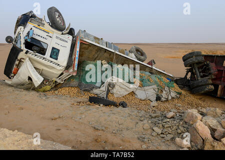 Ägypten, Farafra, Wüste Landwirtschaft, LKW Transport Kartoffeln aus Wüste Farmen in Kairo, LKW-Unfall Stockfoto