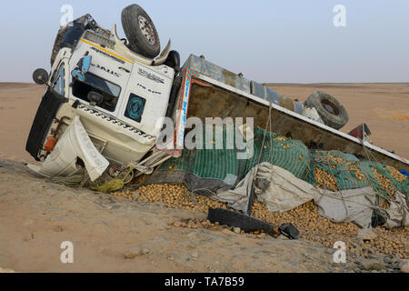 Ägypten, Farafra, Wüste Landwirtschaft, LKW Transport Kartoffeln aus Wüste Farmen in Kairo, LKW-Unfall Stockfoto