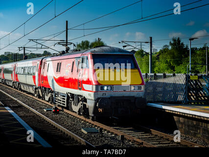 Grantham, Lincolnshire, England. Ein Zug am Hauptbahnhof, der an der Ostküste auf dem Weg von London nach Edinburgh anreisen Stockfoto