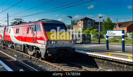 Grantham, Lincolnshire, England. Ein Zug am Hauptbahnhof, der an der Ostküste auf dem Weg von London nach Edinburgh anreisen Stockfoto