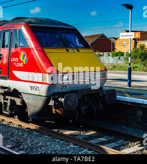 Grantham, Lincolnshire, England. Ein Zug am Hauptbahnhof, der an der Ostküste auf dem Weg von London nach Edinburgh anreisen Stockfoto