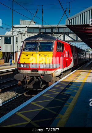 Grantham, Lincolnshire, England. Ein Zug am Bahnhof gelegen, befindet sich an der Ostküste auf dem Weg von London nach Edinburgh Stockfoto