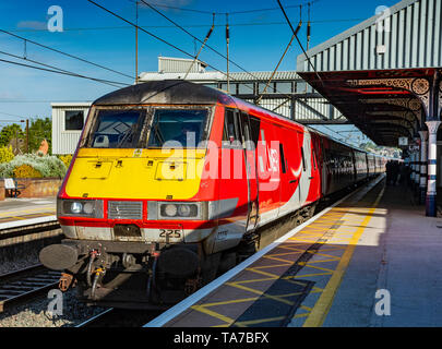 Grantham, Lincolnshire, England. Ein Zug am Bahnhof gelegen, befindet sich an der Ostküste auf dem Weg von London nach Edinburgh Stockfoto