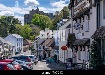 Dunster Dorf in Somerset, England Großbritannien mit Schloss Dunster im Hintergrund Stockfoto
