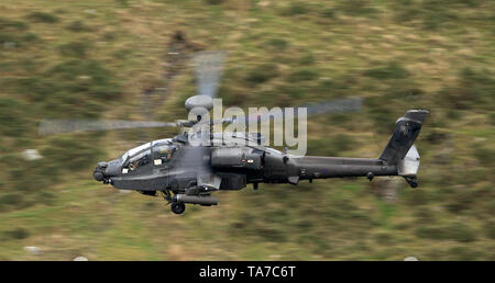 Army Air Corps WAH-64 Apache flying low level in der Mach Loop in Wales, Großbritannien Stockfoto