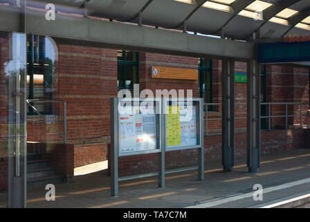 Infotafel am Bahnhof Lübbenau Stockfoto