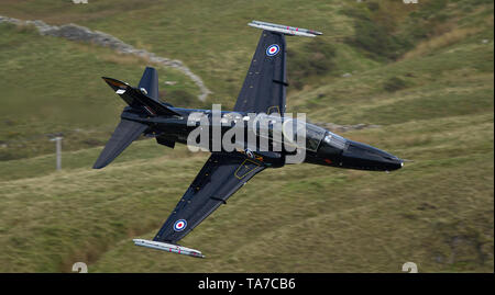 RAF Hawk flying low level durch das Mach Loop in Wales, Großbritannien Stockfoto