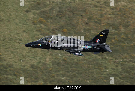 RAF Hawk flying low level durch das Mach Loop in Wales, Großbritannien Stockfoto