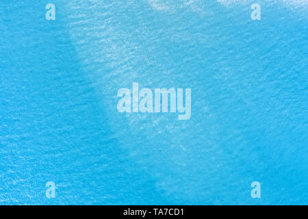 Ruhiges Meer Oberfläche Luftaufnahme. Aqua Blau Wasser mit Welligkeit Textur und Hintergrund Stockfoto