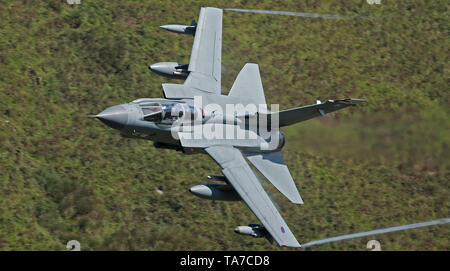 RAF Panavia Tornado GR4 Jet flying low level durch das Mach Loop, Wales, Großbritannien Stockfoto