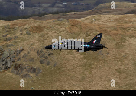 RAF Hawk flying low level durch das Mach Loop in Wales, Großbritannien Stockfoto