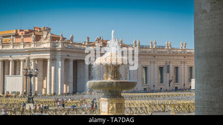 Berninis Brunnen (rechts) in der St. Peter's Square, Vatikan Stockfoto