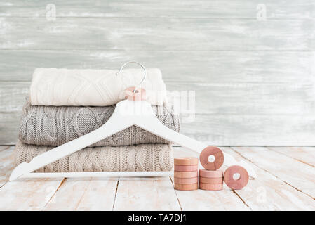 Holz- runde Zeder Ringe für Kleiderbügel für Motten Schutz. Kopieren Sie Platz. Stockfoto