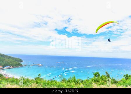 Gleitschirm fliegen über Koh Larn oder Coral Island in Pattaya. Stockfoto